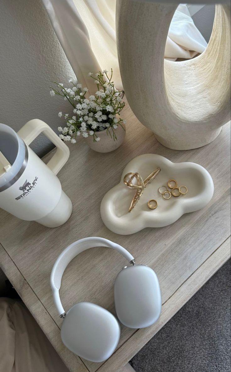 Seasonal stock of jewelry